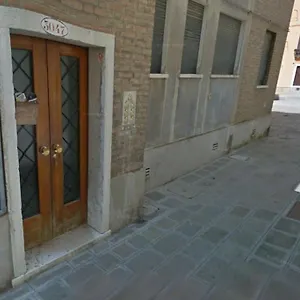 https://casa-carla-comodo-appartamento-in-cannaregio.hotelinveneto.com