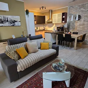  Appartamento Prime - Large Independent Apartment, Air Conditioning, 2 Bathrooms, 2 Free Covered Parking Spaces, No Restricted Traffic Zone, Train Station 100m, Theatre 150m, Historic Centre Italia